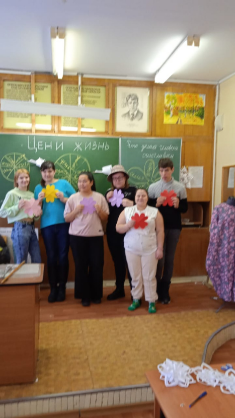 Выставка рисунков «Люблю жизнь»