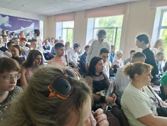 26 июня в нашем центре прошло торжественное мероприятие "Выпускной экспресс-2026", выдержанное в железнодорожной стилистике.