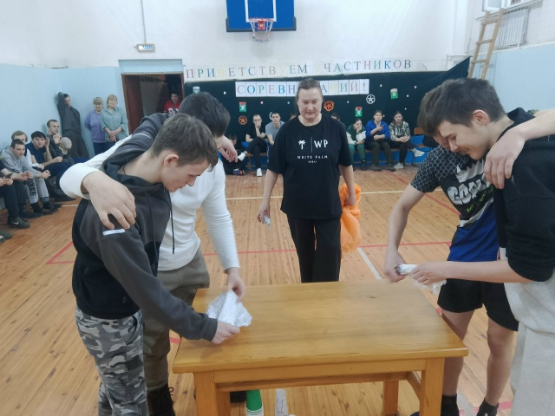 Конкурс «А ну-ка, парни!».